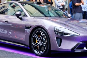 Berline électrique SU7 photographiée sous un éclairage dynamique, mettant en valeur ses lignes sportives inspirées de la Porsche Taycan