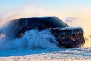 Le prototype du Zeekr 9X SUV hybride en phase finale de développement, montrant ses lignes aérodynamiques et son design avant distinctif