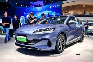 Berline familiale BYD équipée d'une motorisation hybride affichant une consommation exceptionnelle de 3,8 l/100 km pour concurrencer directement la Toyota Corolla.