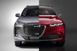 Voiture d'Ebro superposé à la silhouette d'une voiture italienne emblématique, symbolisant les ambitions du constructeur chinois de poursuivre sa stratégie d'acquisition après avoir copié le modèle économique réussi de MG.