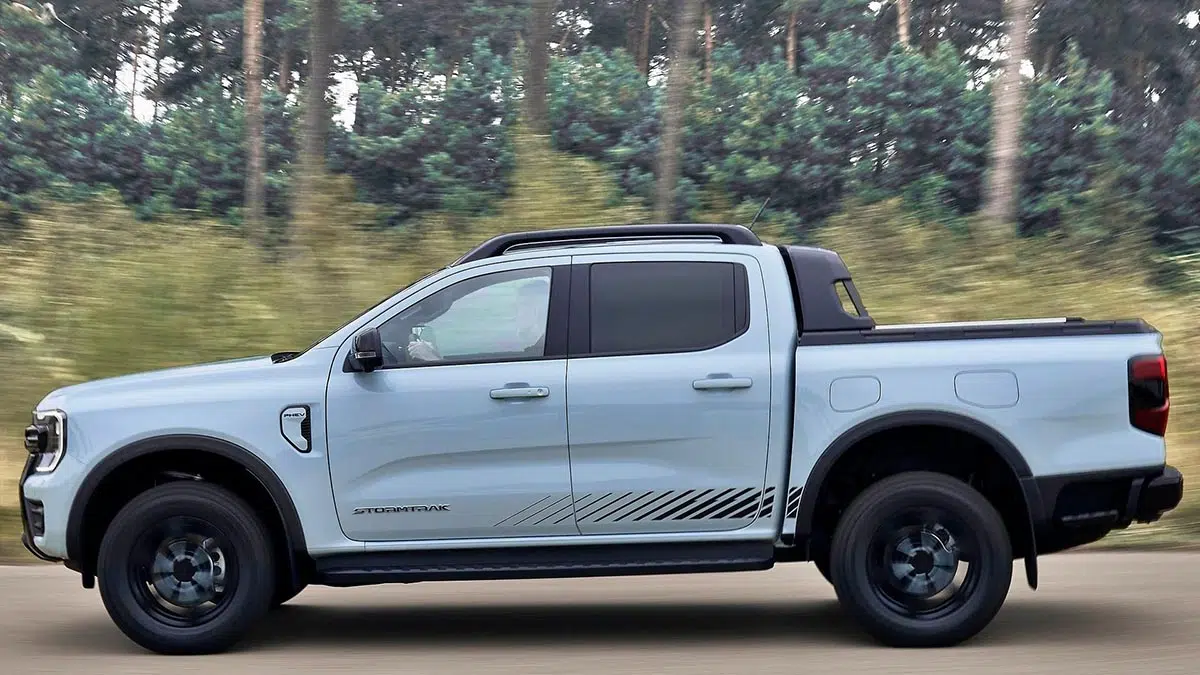 Profil du Ford Ranger PHEV 2024 montrant son design robuste et ses lignes musclées caractéristiques
