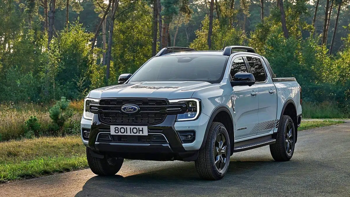 Face avant du Ford Ranger PHEV 2024 avec calandre imposante et feux LED signature
