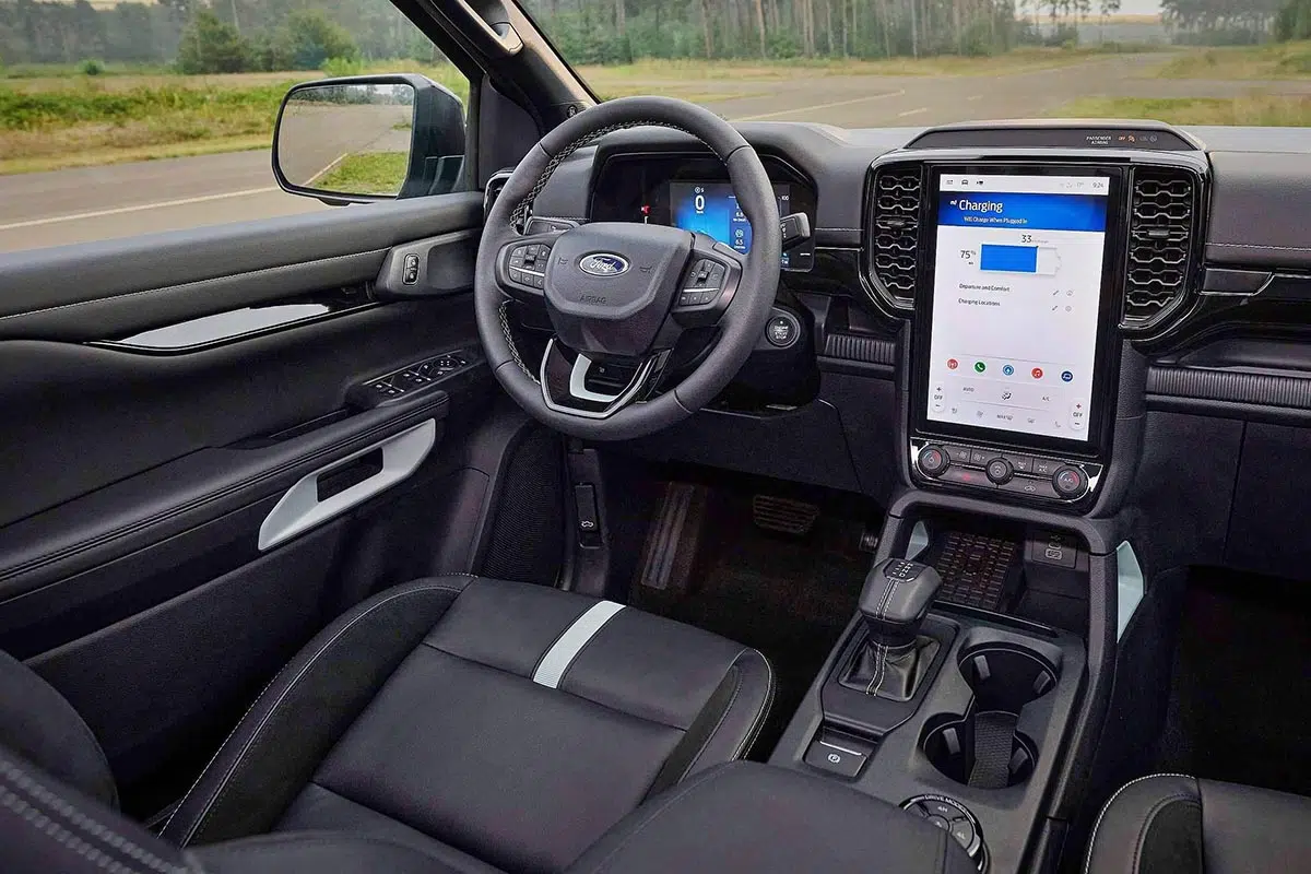Tableau de bord du Ford Ranger PHEV 2024 avec écran tactile SYNC 4 et cockpit numérique