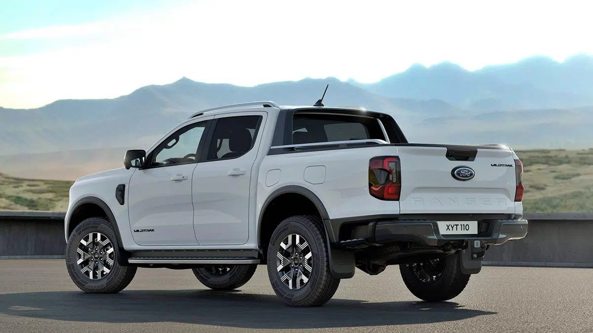 Arrière du Ford Ranger hybride rechargeable 2024 avec benne et logos PHEV