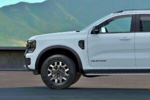 Ford Ranger restylé avec nouvelle motorisation hybride surpassant le Toyota Hilux, offrant 50 km d'autonomie électrique sans consommation d'essence.