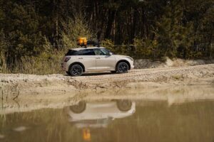 La Suzuki Swift AllGrip FX négociant un chemin escarpé, illustrant la transformation de cette citadine compacte en véritable baroudeuse aux capacités tout-terrain améliorées.
