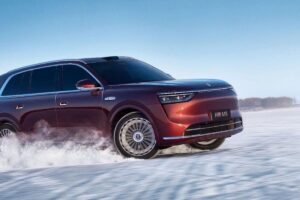 SUV électrique Aito M8 de Huawei et SERES en exposition, attirant l'attention de la foule en Chine.