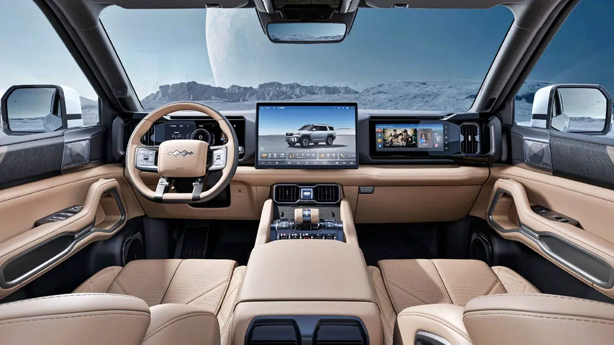 Intérieur avant du Denza B5 2024, tableau de bord digital haut de gamme et volant multifonction