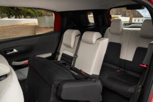 SUV familial de 2025 à prix compétitif photographié avec ses trois rangées de sièges révélant son important volume de chargement.