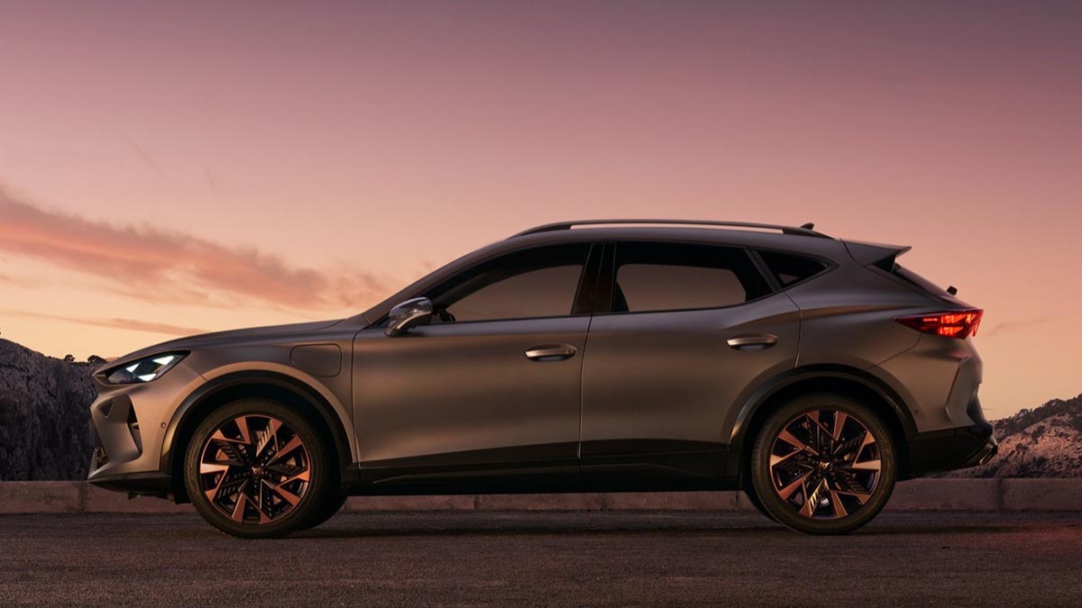 Profil du Cupra Formentor e-Hybrid 2025 avec design sportif, jantes alliage et lignes affûtées
