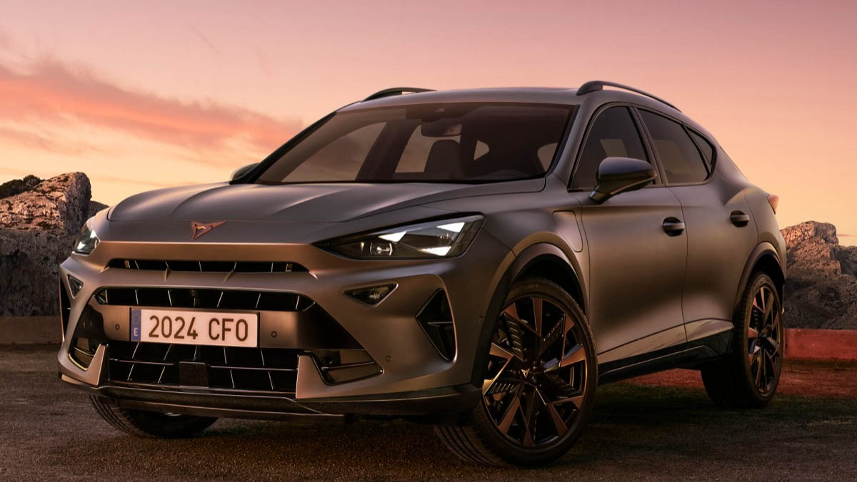Face avant Cupra Formentor e-Hybrid 2025 avec calandre noire, projecteurs LED et logo cuivre