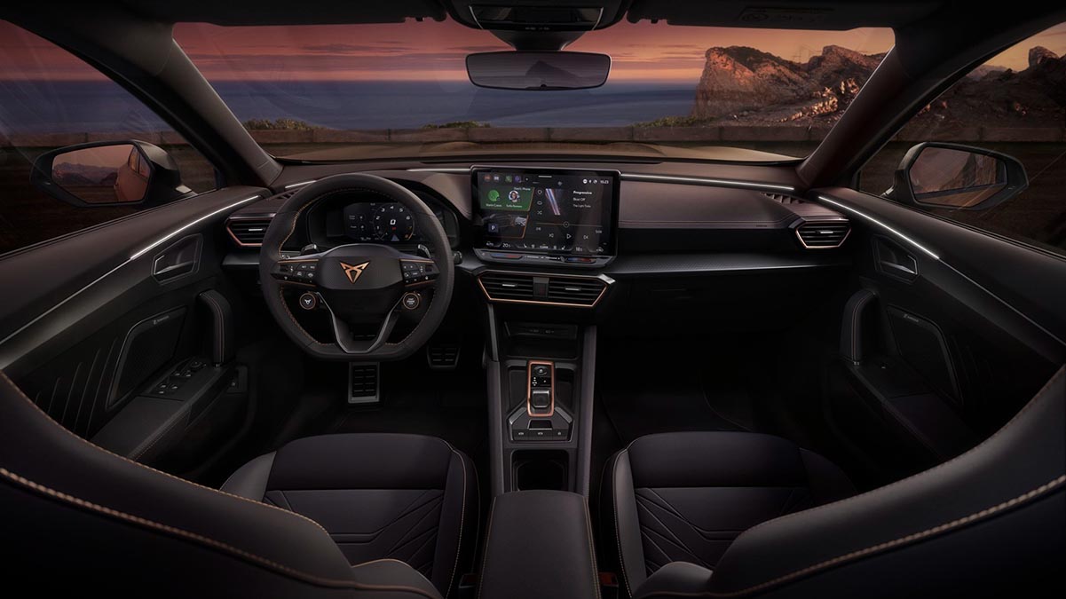 Intérieur Cupra Formentor e-Hybrid 2025 avec écran central tactile et volant sport multifonction