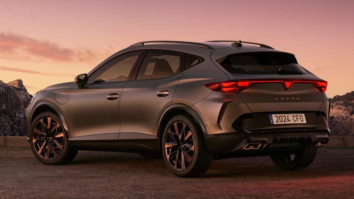 Arrière du Cupra Formentor e-Hybrid 2025 avec signature lumineuse continue et diffuseur noir