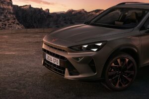 Cupra Formentor hybride rechargeable fabriquée en Espagne offrant jusqu'à 272 ch et une autonomie électrique record de 119 km sans consommation d'essence.