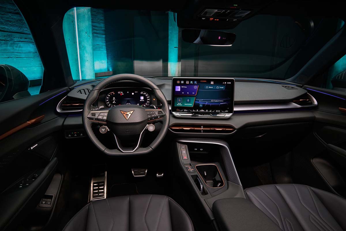 Intérieur du CUPRA Terramar 2025 avec volant sport et instrumentation numérique