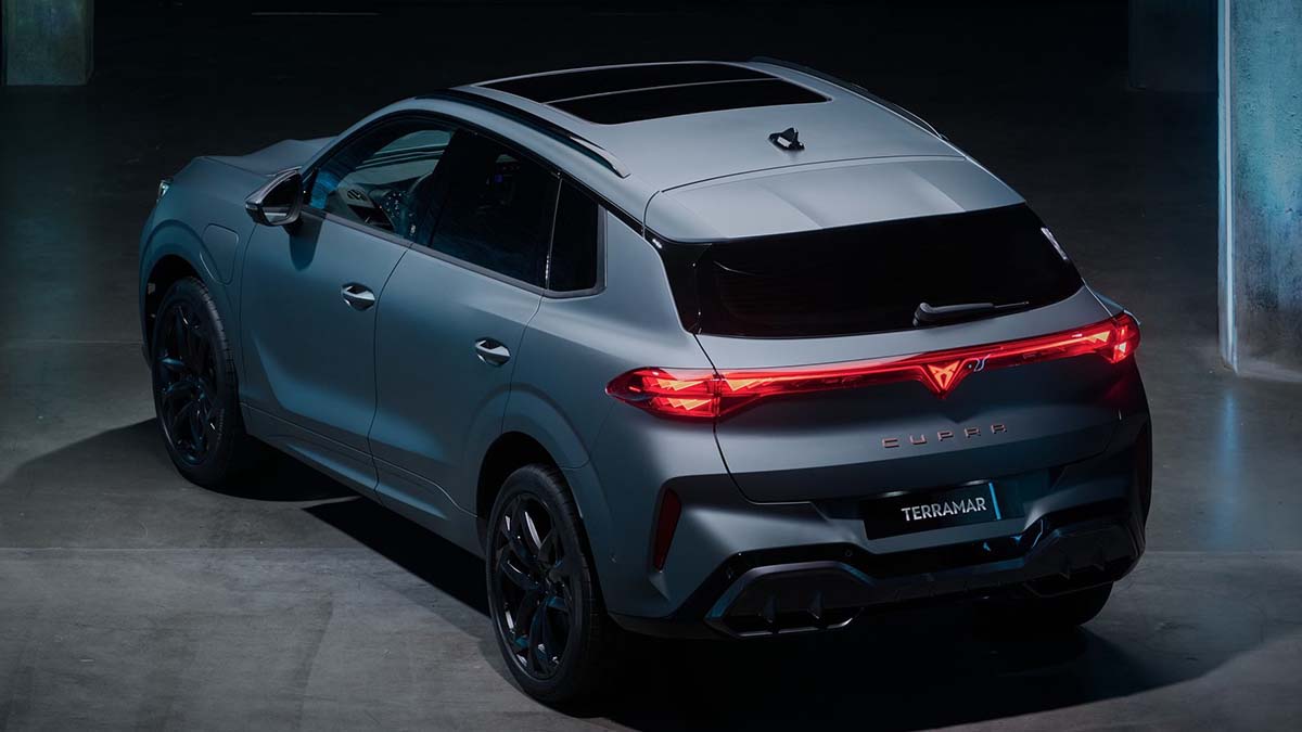 Vue arrière du CUPRA Terramar 2025 avec diffuseur sport et feux LED connectés