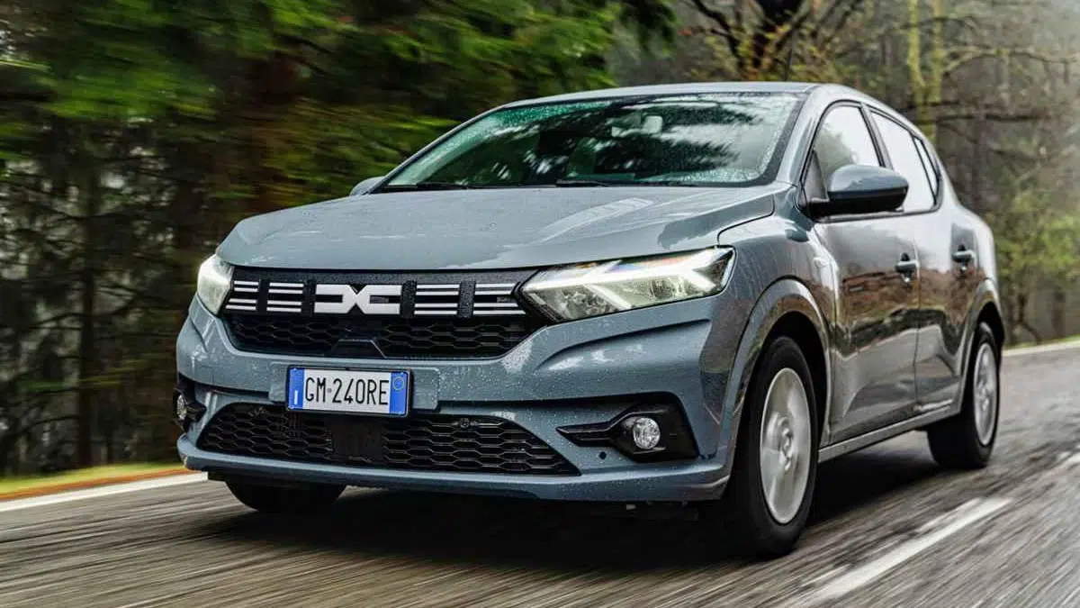 Face avant du Dacia Sandero 2024 avec calandre épurée et signature lumineuse en Y