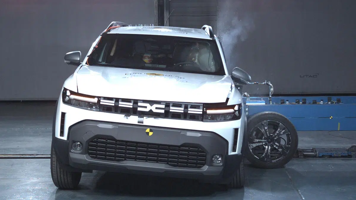 Essai de choc latéral Euro NCAP sur une citadine lors d'une évaluation de sécurité.