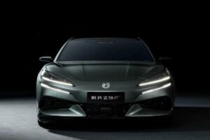 Modèle haut de gamme Denza de BYD photographié lors de sa présentation européenne, affichant une silhouette élégante et sportive.
