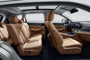 Ignoré à tort : ce SUV hybride de 217 ch offre 7 places et 64 km d'autonomie électrique pour seulement 25 999€