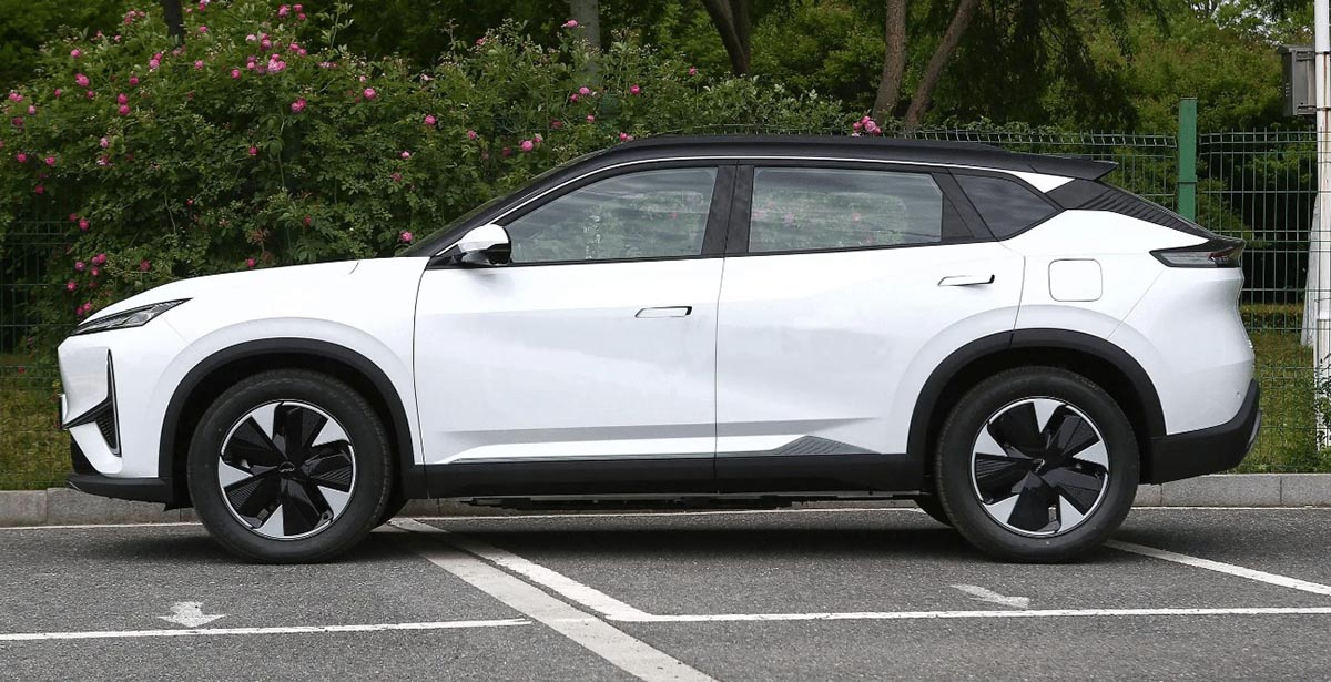 Vue latérale du Dongfeng Aeolus L7 2025, SUV hybride rechargeable avec design dynamique