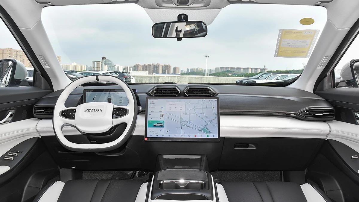 Intérieur conducteur du Dongfeng Aeolus L7 avec écran central 14,6 pouces et cockpit numérique