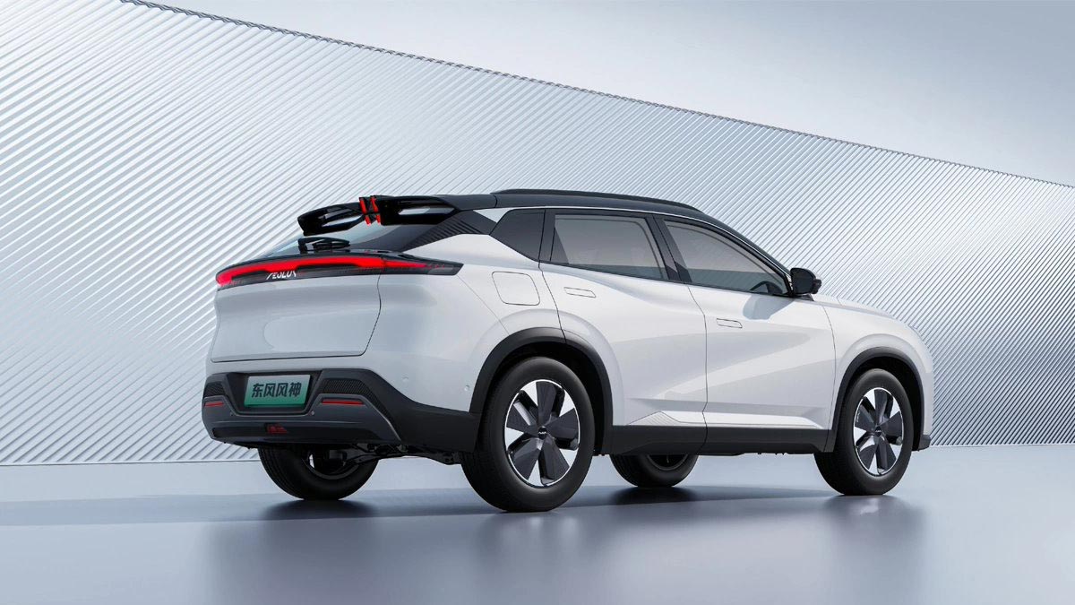 Arrière du Dongfeng Aeolus L7 hybride rechargeable avec bandeau LED et lignes horizontales