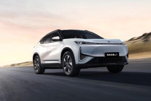 Dongfeng Aeolus L7 hybride rechargeable de couleur claire photographiée de trois-quarts avant, montrant son design moderne et ses proportions élégantes de berline.
