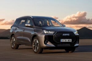 Nouveau SUV EBRO d'entrée de gamme photographié de profil, affichant un design moderne et des équipements premium malgré un prix inférieur à ses concurrents directs Hyundai Tucson et KIA Sportage.