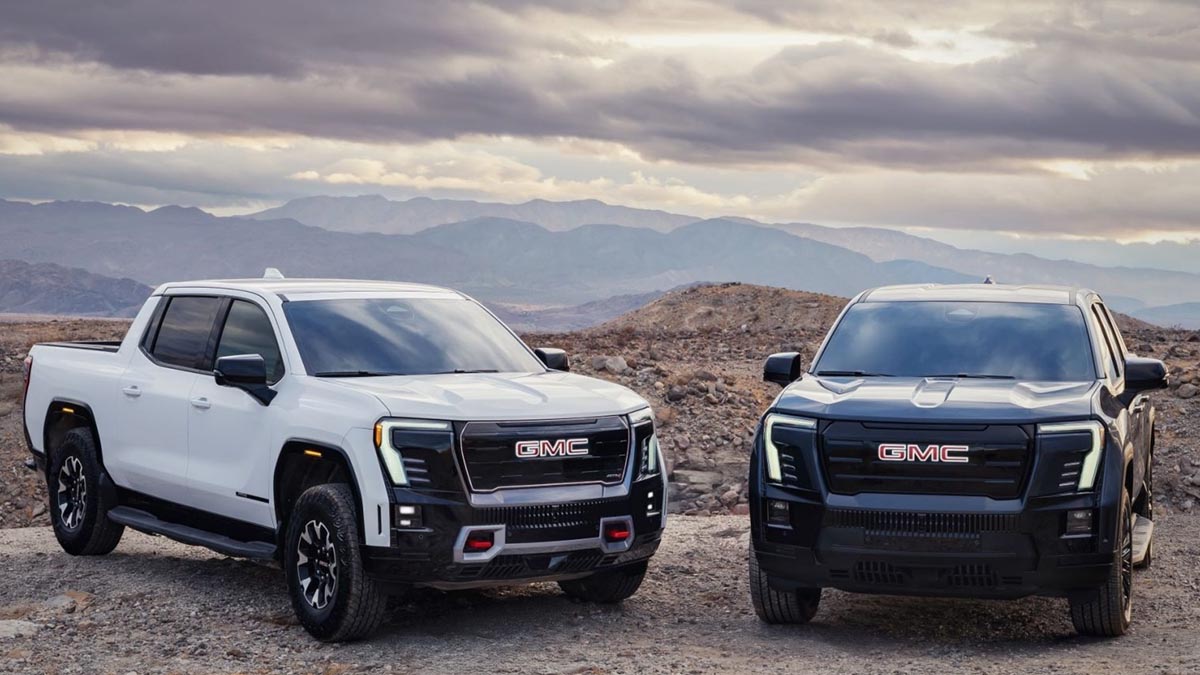Faces avant des GMC Sierra EV 2026 AT4 et Elevation avec différences de design et d’équipement