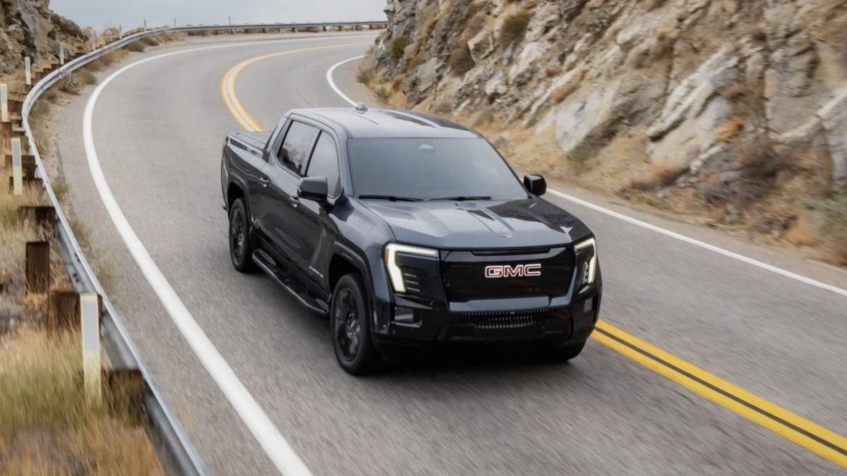 Face avant du GMC Sierra EV AT4 2026 avec calandre fermée et éclairage LED 