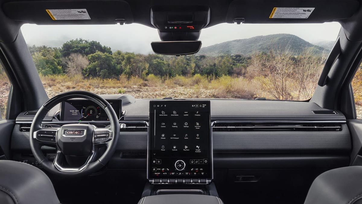 Intérieur du GMC Sierra EV AT4 2026 avec volant multifonction et écran tactile central