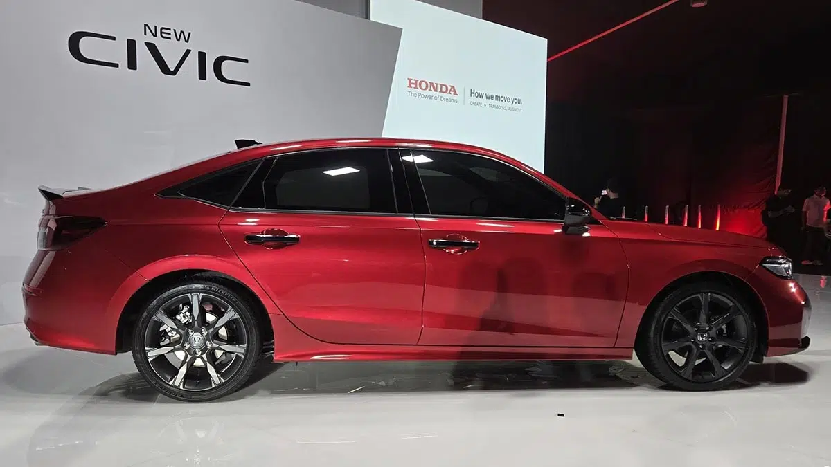 Vue latérale de la Honda Civic e:HEV 2024, compacte hybride au design fluide et lignes sportives