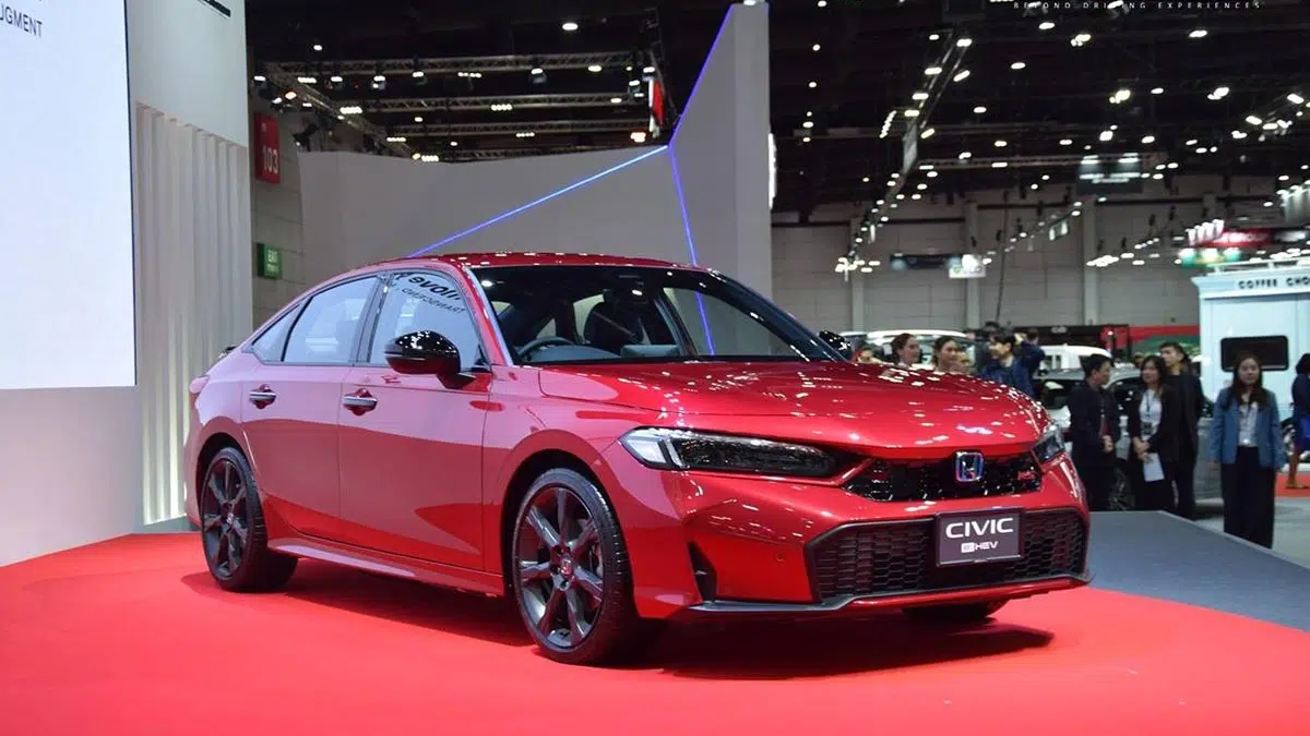 Face avant de la Honda Civic e:HEV 2024 avec calandre noire, signature LED et style affirmé