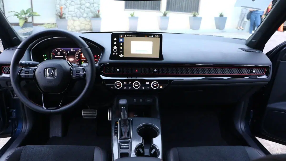 Tableau de bord Honda Civic e:HEV 2024 avec écran numérique et interface intuitive