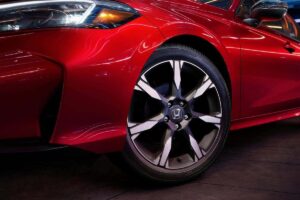 Vue de trois-quarts avant de la honda compact hybride de onzième génération, montrant son design dynamique et ses éléments distinctifs qui allient sportivité et efficience énergétique.