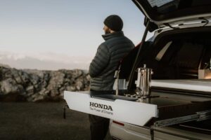 Le Honda CR-V Dream Pod Concept photographié avec ses aménagements camping-car déployés, célébrant les 30 ans du modèle.