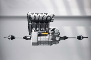 Système de conversion Geely-Renault permettant de transformer un véhicule électrique en hybride, montrant l'intégration d'un moteur thermique compact dans l'architecture d'origine.