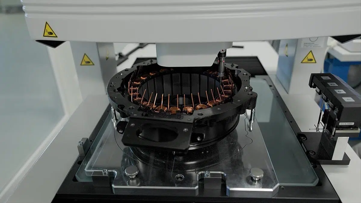 fabrication du système de motorisation hybride développé par Horse Powertrain avec générateur thermique et moteur électrique