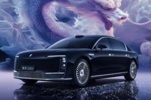 Berline électrique Maextro S800 de Huawei photographiée sous plusieurs angles, révélant son design statutaire inspiré de Rolls-Royce et ses technologies de pointe qui lui permettent d'atteindre 702 km d'autonomie.