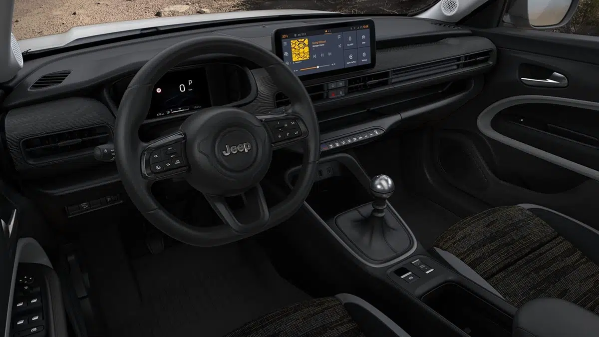 Habitacle du Jeep Avenger 4xe 2025 avec écran tactile et instrumentation numérique.