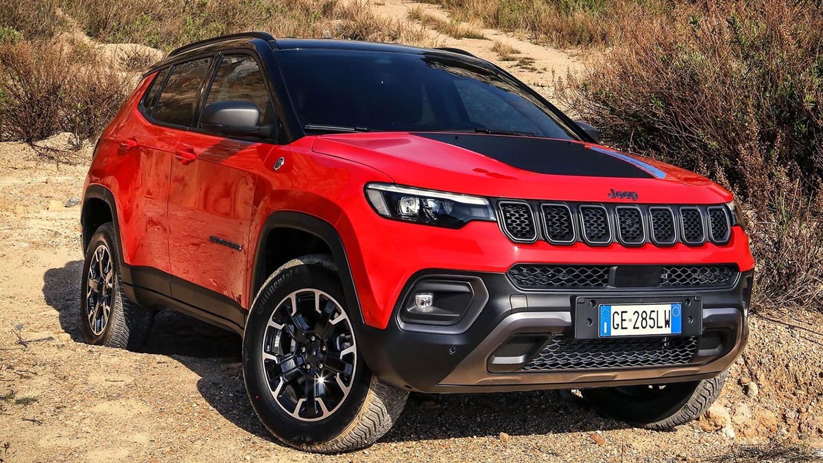 Face avant du Jeep Compass 2024 avec calandre redessinée à sept fentes et nouveaux phares LED