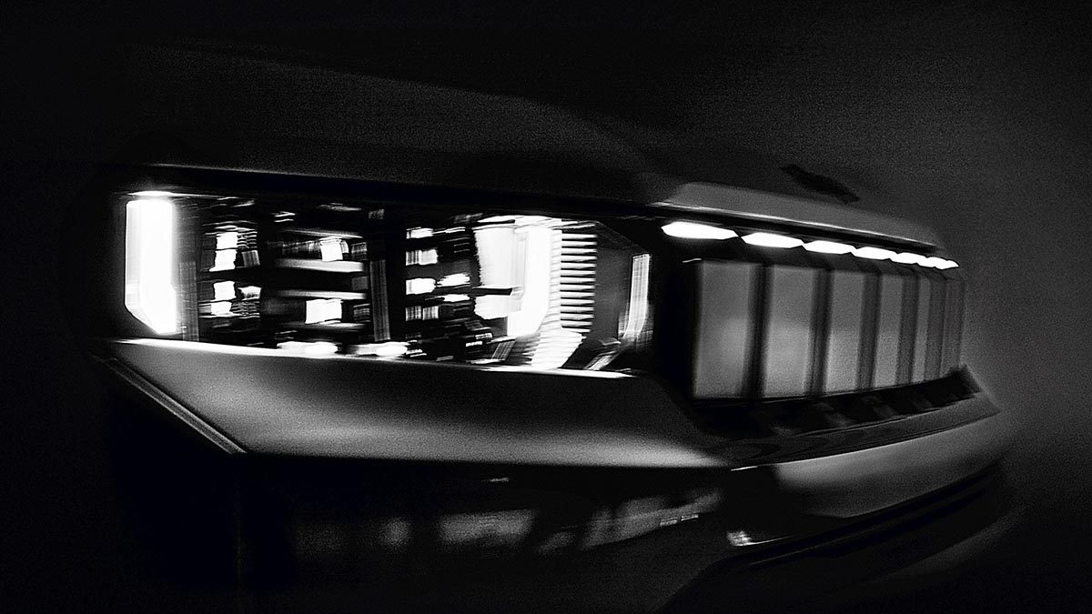 Détail de la face avant du Jeep Compass 2025 avec calandre redessinée et projecteur LED affiné