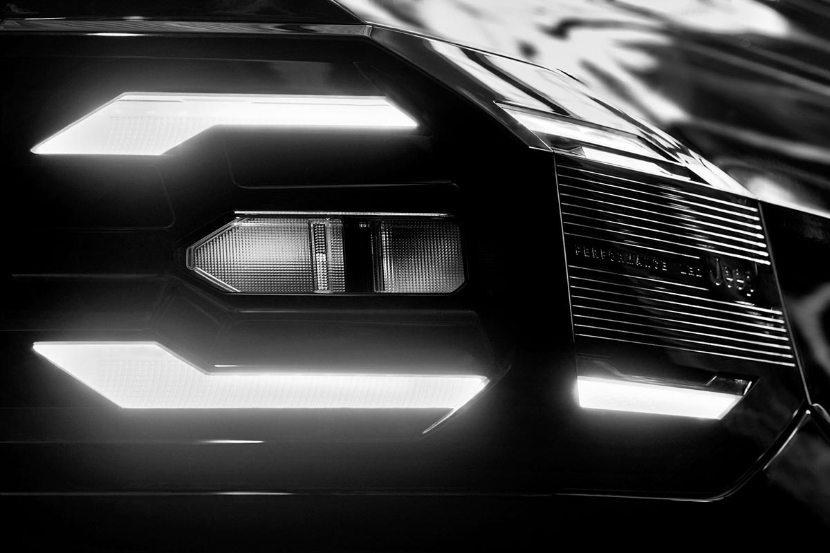Nouveau phare LED du Jeep Compass 2025 avec signature lumineuse affûtée et design modernisé