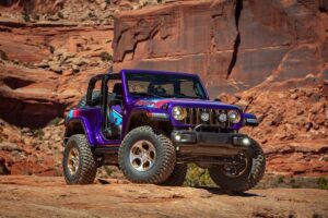 Prototype Jeep au design rétro inspiré des années 80-90 présenté au Easter Jeep Safari, arborant des couleurs vives et des éléments stylistiques caractéristiques de cette époque.