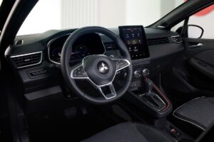 Compacte hybride japonaise aux dimensions identiques à la Renault Clio, arborant un badge japonais et des éléments de design distinctifs, photographiée de trois-quarts avant montrant ses finitions premium