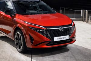 Nissan Qashqai 2025 avec son nouveau système hybride de 190 ch, montrant son design modernisé et sa silhouette caractéristique de SUV compact.