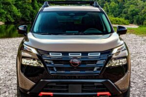 Nissan Rogue Rock Creek avec design robuste et éléments tout-terrain sur chemin forestier