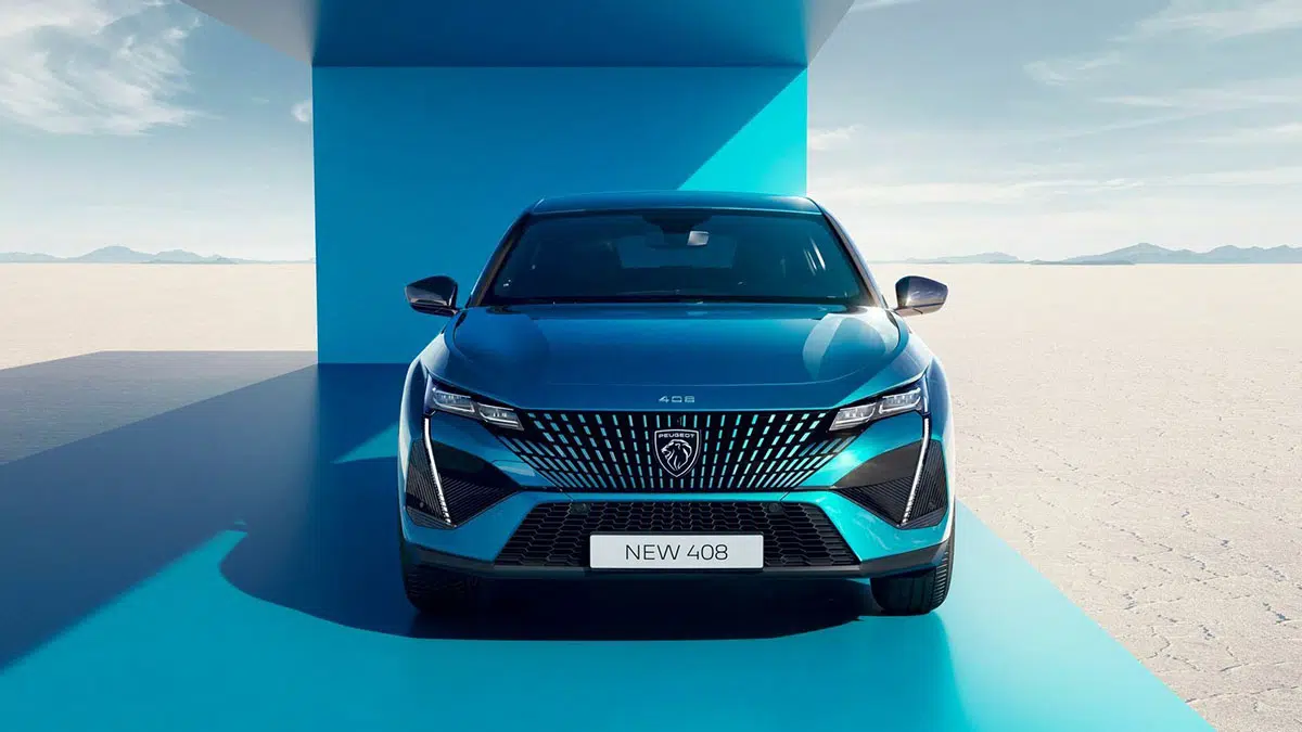 Face avant Peugeot 408 Hybrid 2025 avec calandre distinctive et projecteurs LED