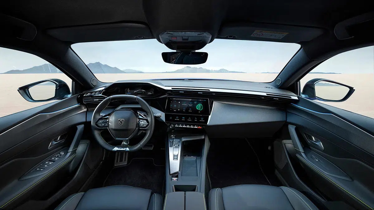  Intérieur Peugeot 408 Hybrid 2025, tableau de bord i-Cockpit numérique et ergonomique